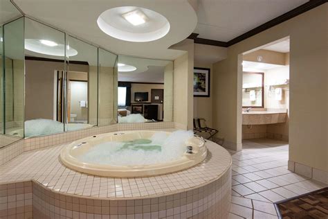 hotels near me with hot tub